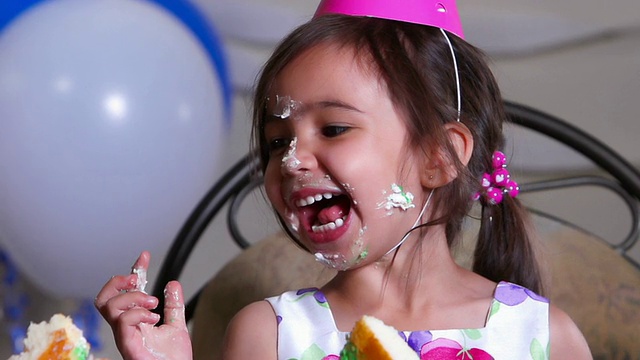 小女孩在生日聚会上玩得很开心视频素材