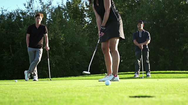 女子高尔夫球推杆视频素材