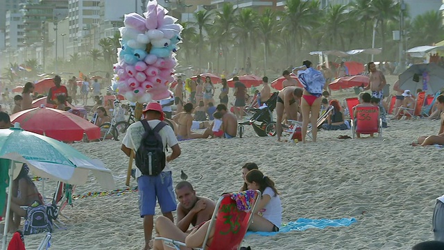 巴西里约热内卢伊帕内玛海滩上卖棉花糖的男子视频下载
