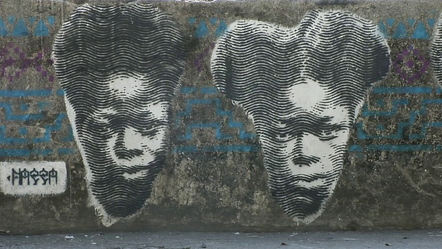 这是四名年轻女孩在巴西里约热内卢路边墙上涂鸦的照片视频下载