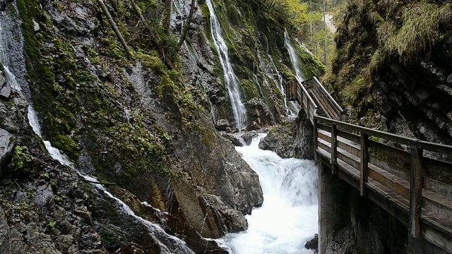 MS TU Wild river流经Wimbach-Klamm峡谷/ Berchtesgaden, Bavaria, Germany视频素材
