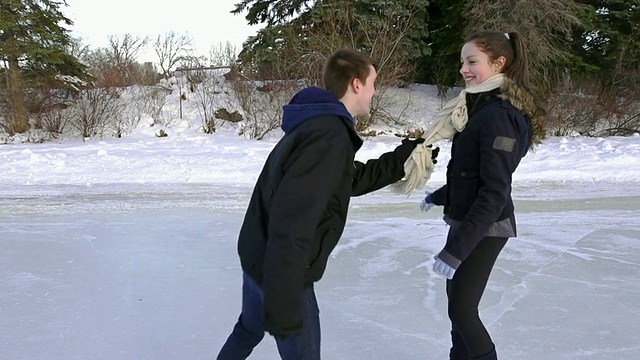 年轻夫妇在冰上一起滑冰视频素材