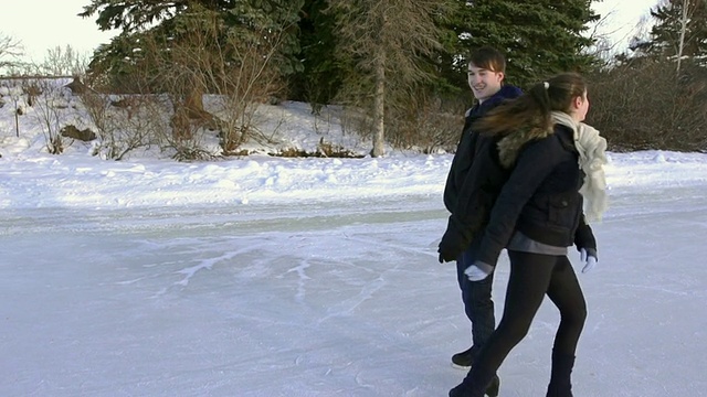 年轻的情侣一起滑冰。视频素材