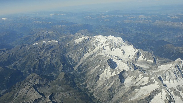从飞机上看欧洲阿尔卑斯山视频下载