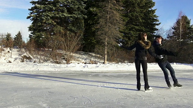 年轻的情侣一起滑冰。视频素材
