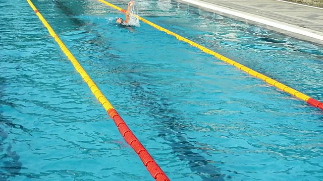 年轻女子仰泳运动员视频素材
