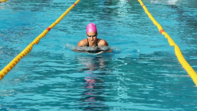 年轻的职业女子蛙泳运动员视频素材