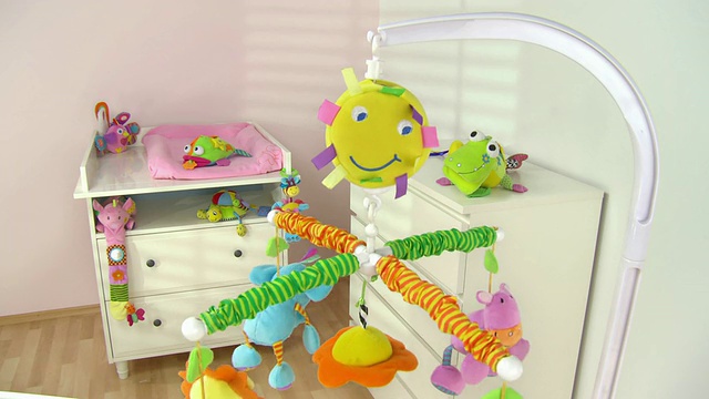 高清:婴儿床玩具旋转在美丽的育儿室视频下载
