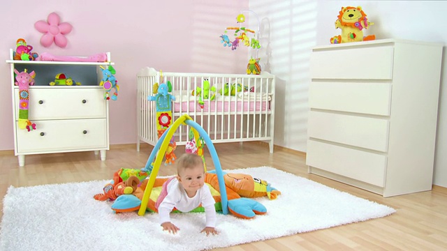 高清起重机:可爱的婴儿爬行视频素材