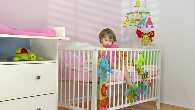 高清起重机:可爱的婴儿探索婴儿床视频素材