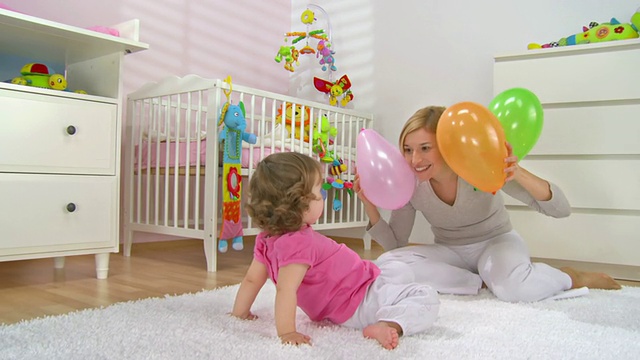 HD CRANE:妈妈和宝宝玩气球视频素材