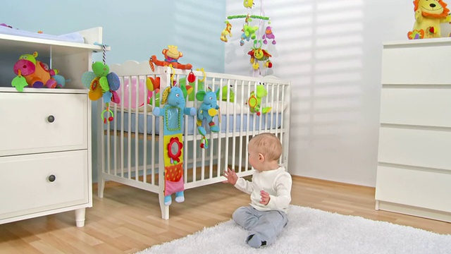 高清起重机:婴儿探索婴儿床玩具视频下载