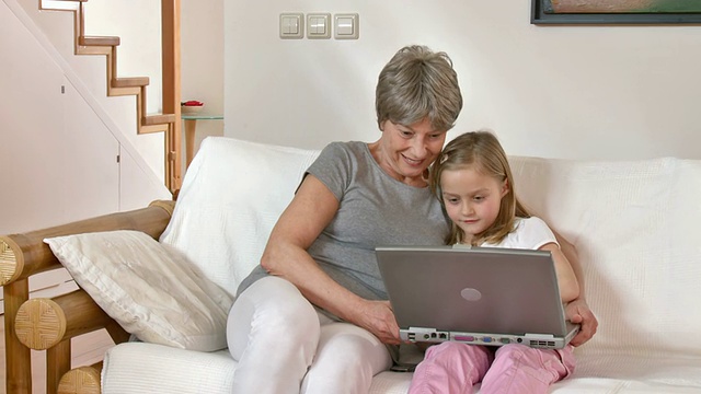 高清多莉:小女孩和奶奶一起用笔记本电脑视频素材