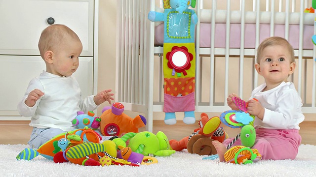 HD:两个可爱的好奇的婴儿视频素材