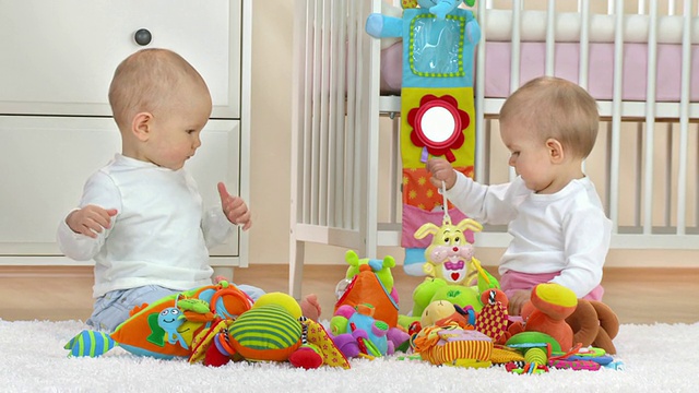 高清:两个可爱的婴儿玩玩具视频素材