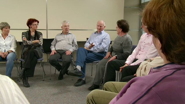 HD:老年人参加小组讨论视频下载