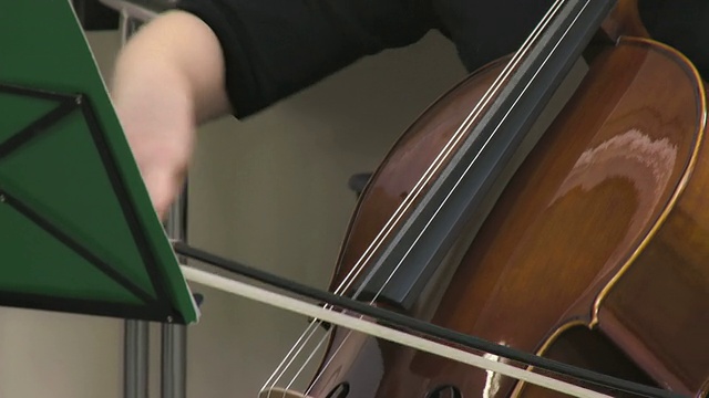 在音乐课上弹奏大提琴的少女视频素材