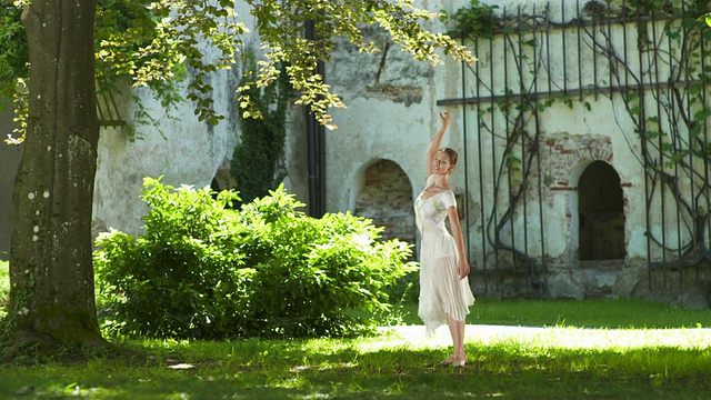 高清多莉:美丽的芭蕾舞女演员在公园视频素材