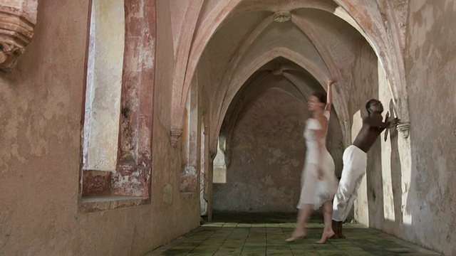 高清多莉:芭蕾舞表演在城堡走廊视频素材