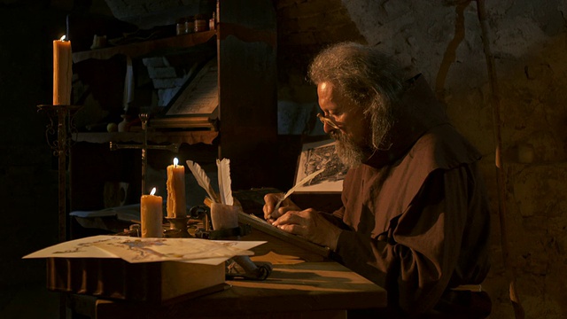 中世纪的抄写员在烛光下写作视频素材