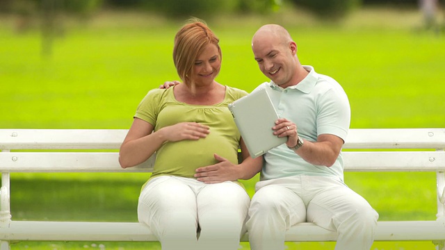 高清:一对怀孕夫妇视频聊天视频素材