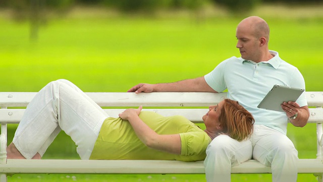 HD:孕妇躺在丈夫腿上视频素材