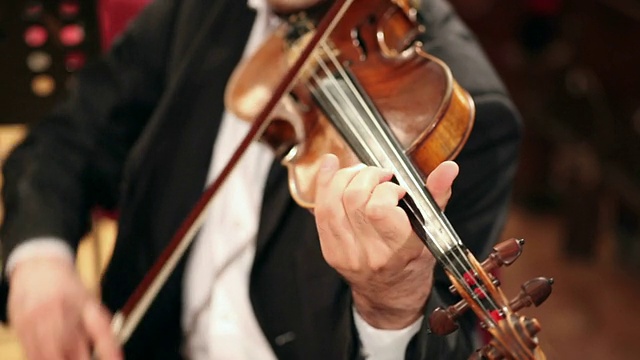 在音乐会上拉小提琴的人视频下载