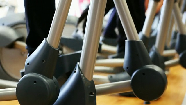 一群人在健身房做动感单车视频下载
