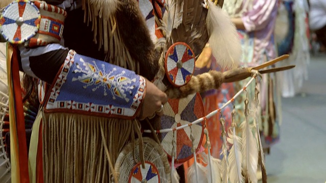 美国加州印第奥，身着印第安人传统的羽毛、珠子、彩色装饰物和面部彩绘服装的帕瓦舞舞者视频下载