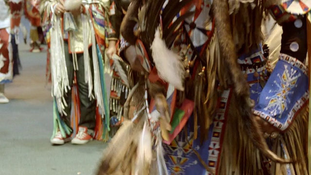 美国加州印第奥，身着印第安人传统的羽毛、珠子、彩色装饰物和面部彩绘服装的帕瓦舞舞者视频素材