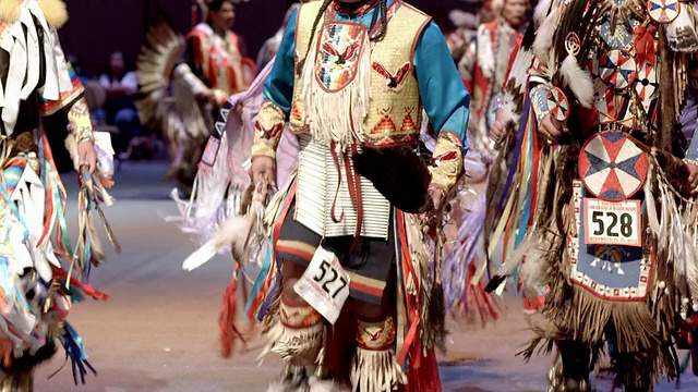美国加利福尼亚州，印第安人在一年一度的印地奥祈祷仪式上，通过传统的比赛来展示他们的舞蹈和歌唱技巧视频素材