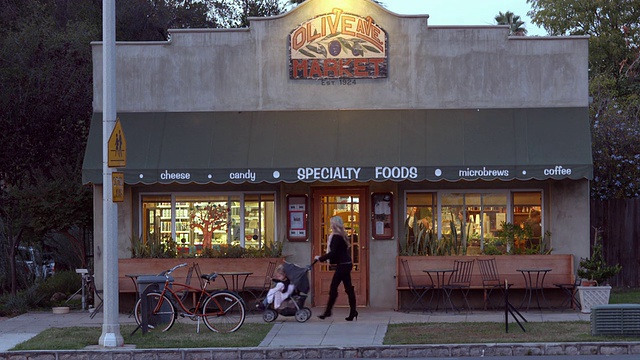 TD外部拍摄于1920年代/美国加州雷德兰兹历史建筑中的社区市场和咖啡馆视频素材