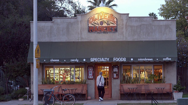 黄昏的外部建立镜头附近的咖啡馆和杂货店，皮卡从路边/红土地，美国加州视频素材