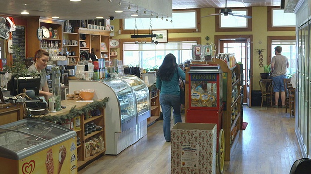 美国加州Redlands的WS PAN咖啡馆，从主柜台到杂货店展示冷却器视频下载