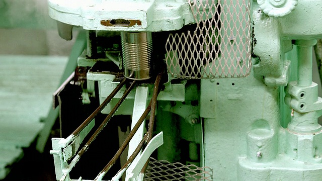 CU TD陈年罐封口机在橄榄加工厂全面运行，罐盖堆叠和新鲜密封的罐滚出斜槽/美国加州安大略省视频下载