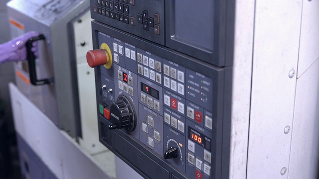 电子金属加工车床的CU控制面板，手指按下按钮，开始编程的主轴镗孔/美国加州Redlands视频下载