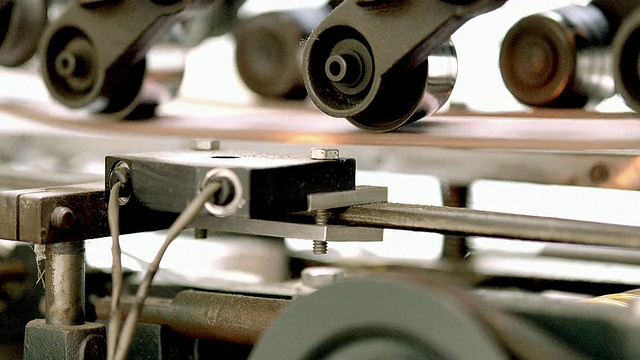 工业罐贴标机的ECU带驱动滚轮作为罐滚过和纸标签绕罐/安大略省，加利福尼亚州，美国视频下载