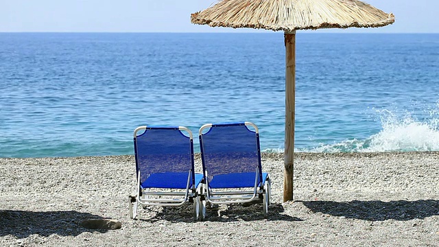 HD:沙滩上的太阳椅和雨伞视频素材