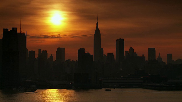 哈德逊河上金色的日出，后面是纽约市的天际线。视频素材
