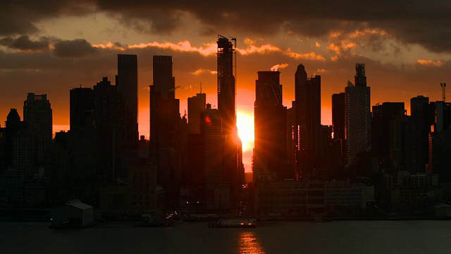 “曼哈顿悬日”——太阳从纽约市第57街的高楼之间升起。视频素材