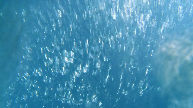 摄于印度尼西亚的水中。在镜头前晃动桶。视频素材
