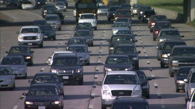 长镜头静态-一辆校车在德克萨斯州休斯顿的一条多车道高速公路上行驶。/美国德克萨斯州休斯顿视频素材