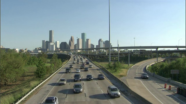 高角度静态-交通流沿着休斯顿高速公路。/美国德克萨斯州休斯顿视频素材