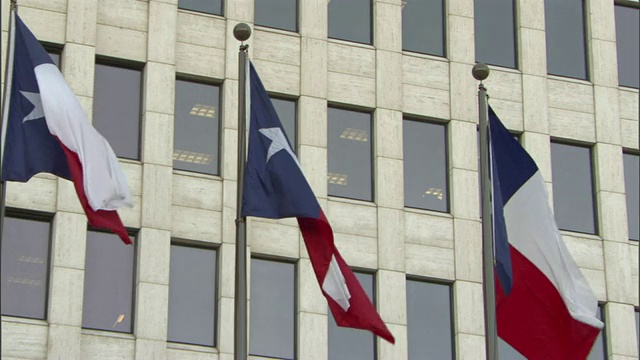 中远镜头静态-德州国旗在微风中飘扬。/美国德克萨斯州休斯顿视频下载