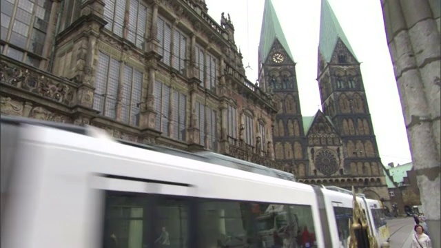 一列轻轨火车经过德国不来梅的一座哥特式大教堂。德国不莱梅/视频素材