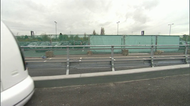 一架吊舱在英国伦敦希思罗机场附近的一条狭窄轨道上飞行。/伦敦，英格兰，英国视频素材