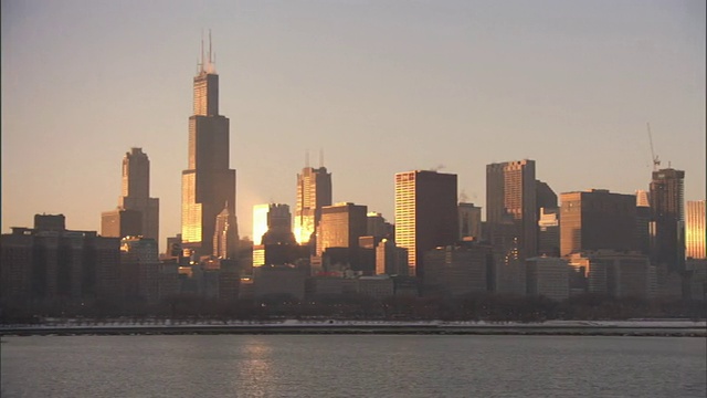 全景泛右-摩天大楼，办公大楼，树木排列在芝加哥，伊利诺斯州的海滨。/美国伊利诺斯州芝加哥视频下载