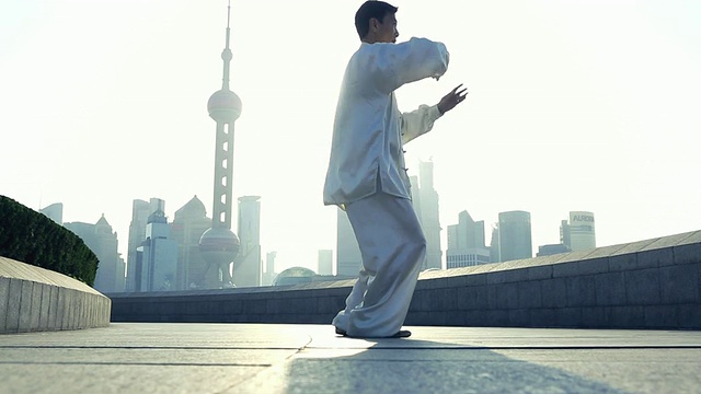 洛杉矶一名中国男子早上在上海外滩打太极视频下载