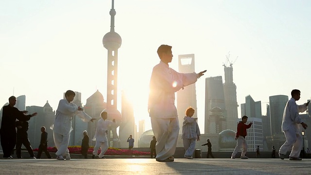 清晨，人们在打太极，外滩吴树，背景是明珠塔，上海视频下载