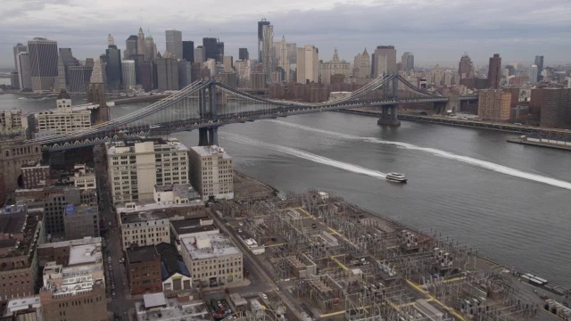 从布鲁克林飞向曼哈顿桥，背景是曼哈顿下城的天际线。2011年拍摄的。视频素材